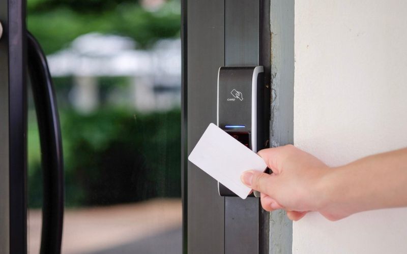 cách sử dụng khóa thẻ từ