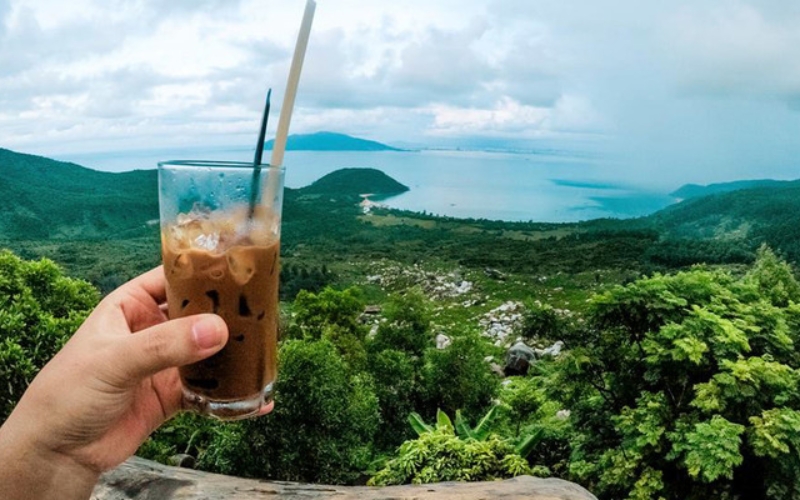 Thưởng thức cà phê tại Mỏm Đá Cụ Rùa