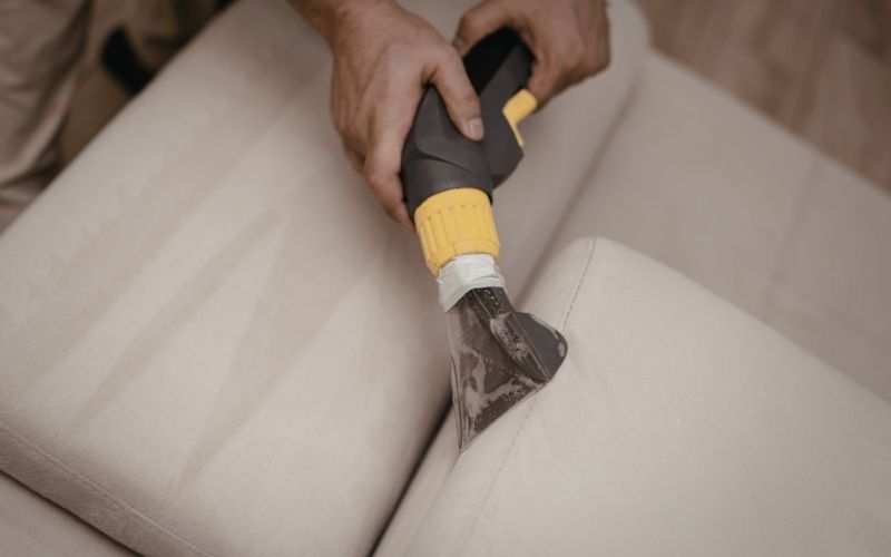 Dưỡng ẩm và làm mềm da sofa bị nứt