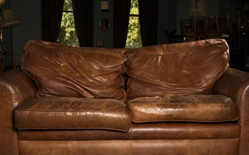 So sánh chi phí sửa chữa và thay mới sofa da.