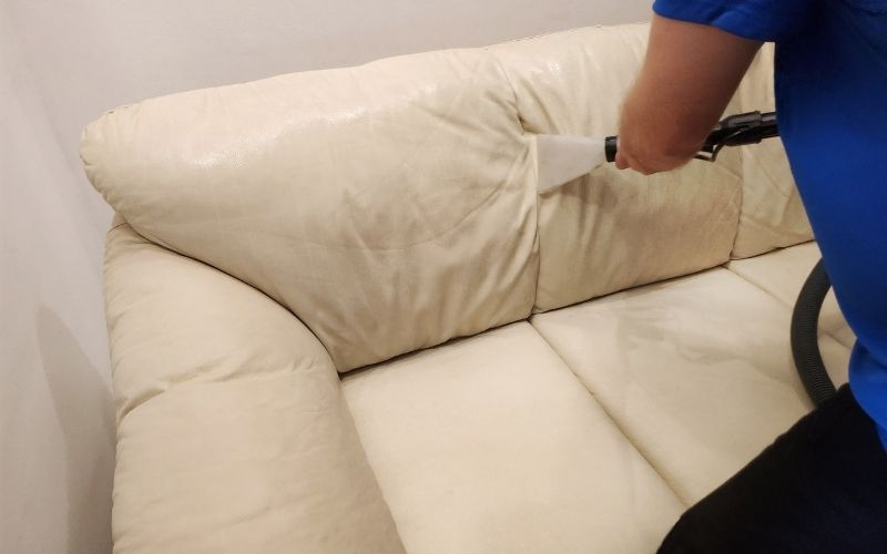 Vệ sinh sạch bề mặt ghế sofa da