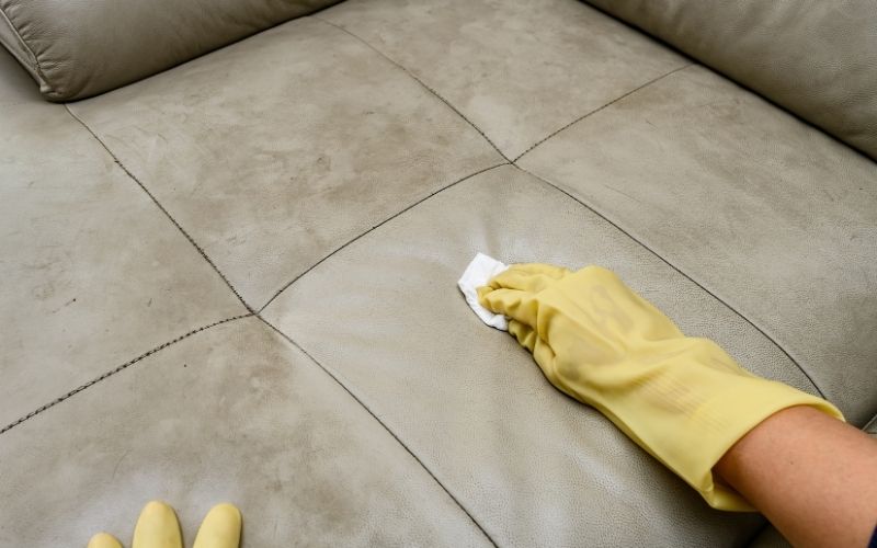 Xử lý vết nứt bằng keo hoặc dung dịch phục hồi da