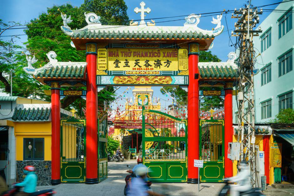 Phong thủy cửa, bàn thờ và bố trí nội thất nhà ở